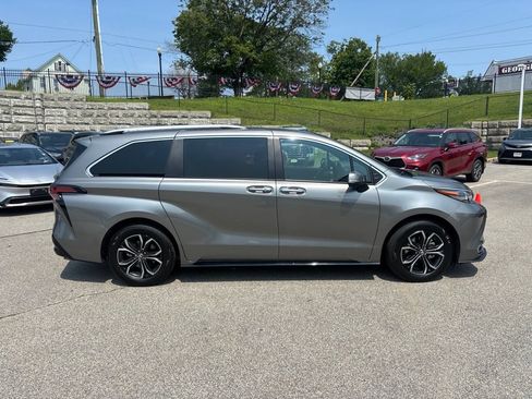 Used 2026 Toyota Sienna Platinum AWD/4WD image 4