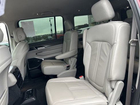 Used 2023 Jeep Wagoneer Series III w/ Preferred Equipment Group image 38