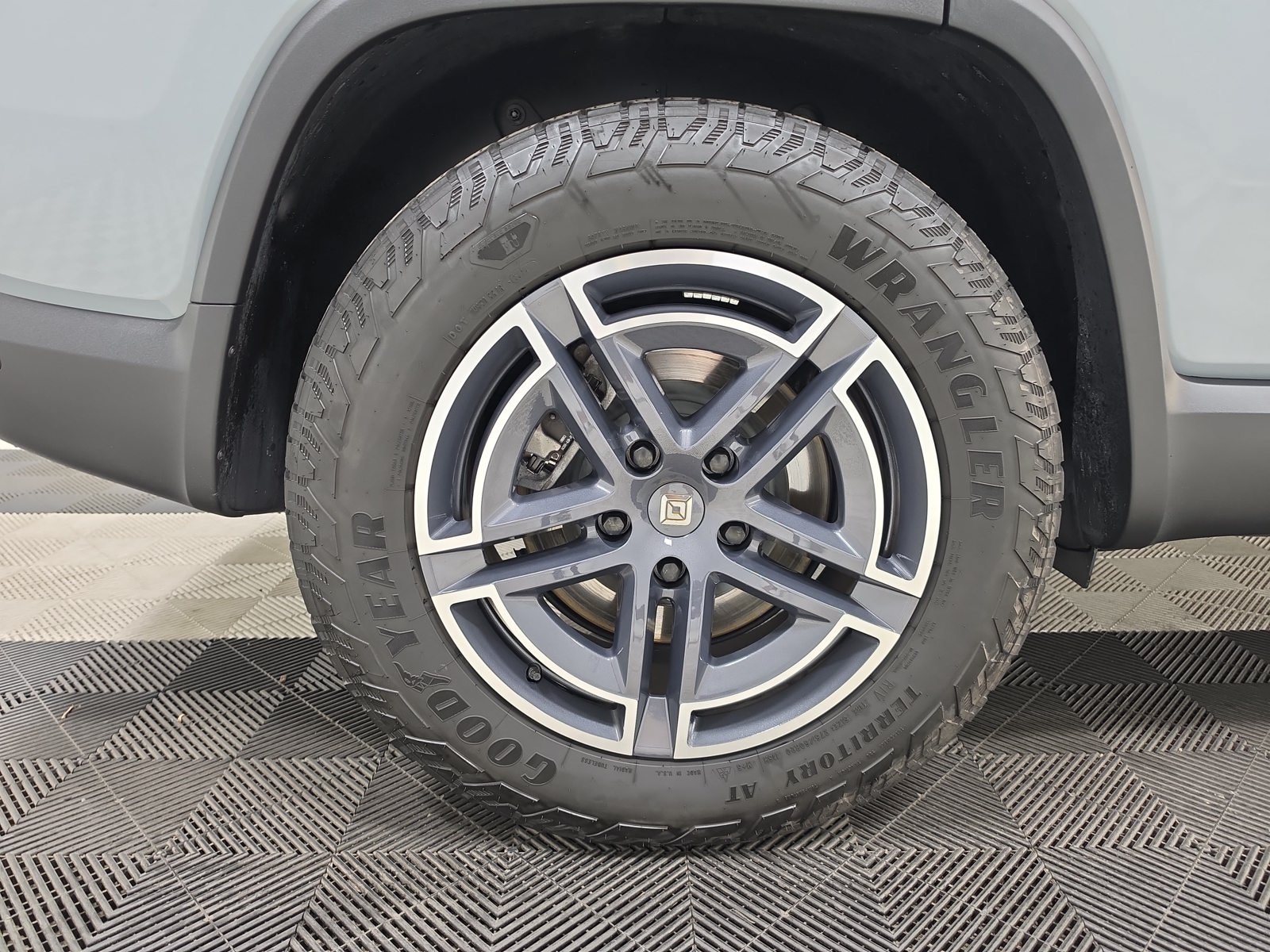 Used 2025 Rivian R1S Adventure Dual AWD/4WD image 12