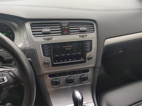 Used 2017 Volkswagen Golf SE image 20