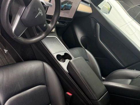 Used 2022 Tesla Model Y Long Range AWD/4WD image 3