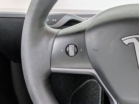 Used 2022 Tesla Model Y Long Range image 30