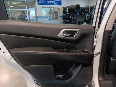 Used 2018 Nissan Pathfinder S AWD/4WD image 30