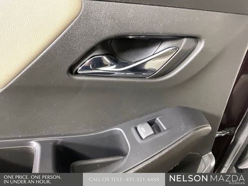 Used 2022 Chevrolet Traverse LT FWD image 17