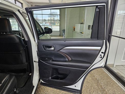 Used 2016 Toyota Highlander XLE image 17