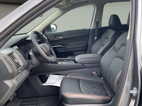 New 2026 Nissan Pathfinder Platinum image 7