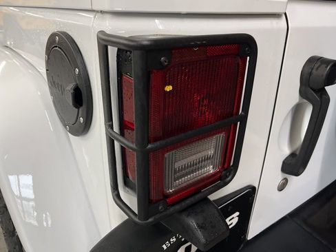 Used 2018 Jeep Wrangler Unlimited Rubicon image 27