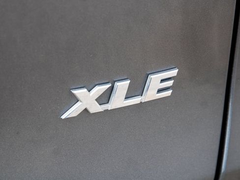Used 2021 Toyota RAV4 XLE FWD image 39