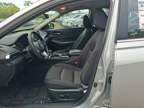 Used 2024 Nissan Altima 2.5 SV FWD image 23
