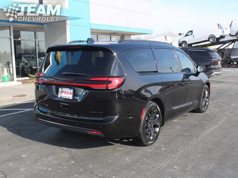 Used 2025 Chrysler Pacifica Limited image 4