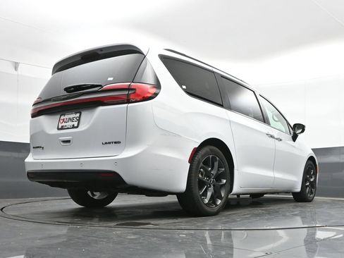 Used 2025 Chrysler Pacifica Limited image 47