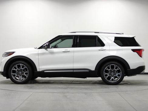 Used 2025 Ford Explorer Platinum w/ Ultimate Package image 7