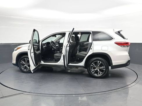 Used 2018 Toyota Highlander LE FWD image 41