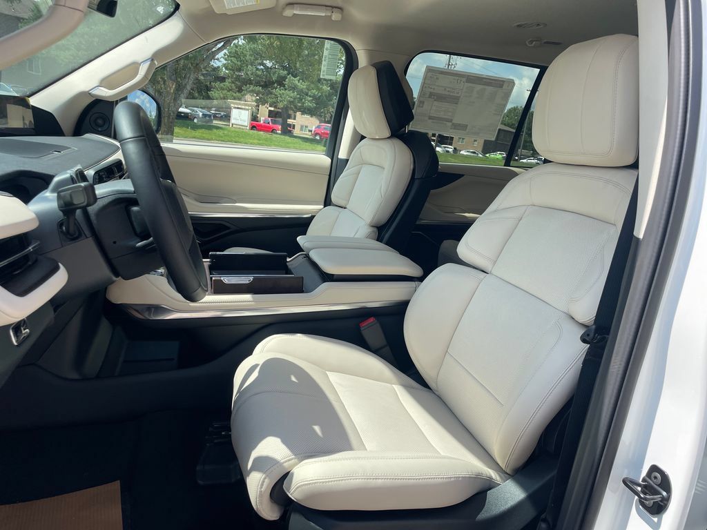 New 2027 Lincoln Navigator Premiere AWD/4WD image 9