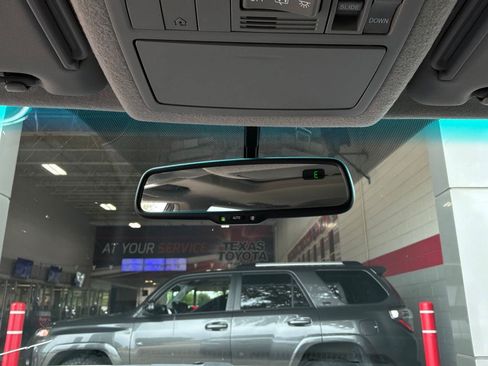 Used 2012 Toyota Highlander SE FWD image 19