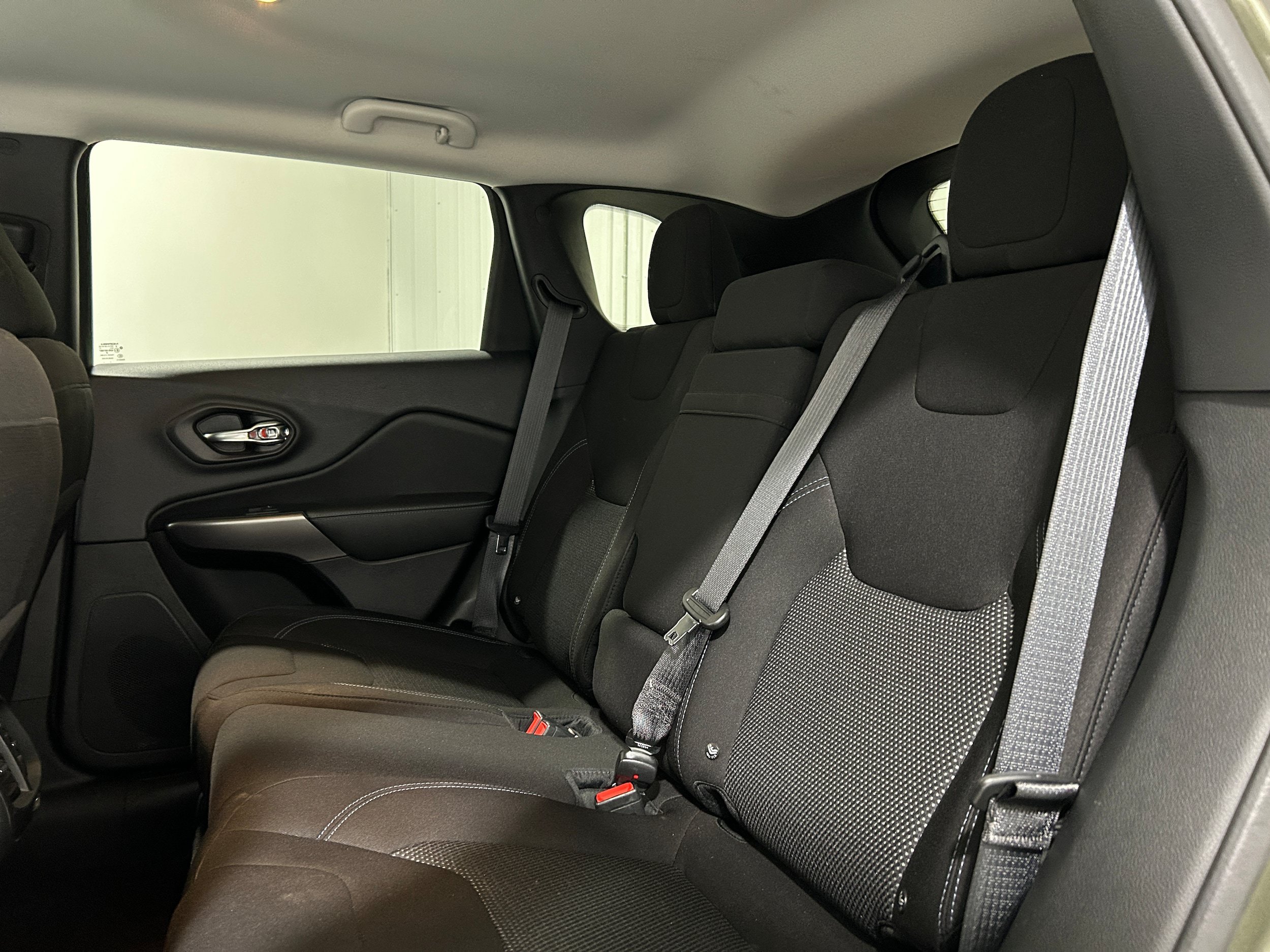 Used 2019 Jeep Cherokee Latitude w/ Cold Weather Group AWD/4WD image 29