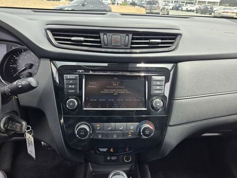 Used 2019 Nissan Rogue S FWD image 16