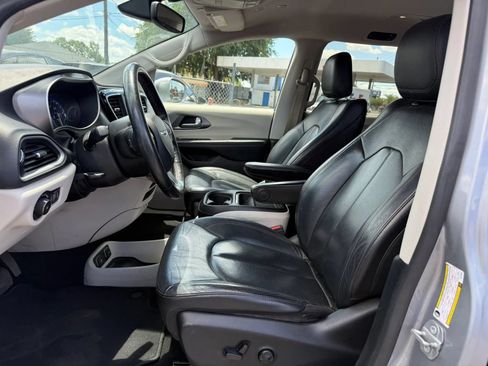 Used 2020 Chrysler Pacifica Touring-L FWD image 9