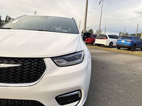 New 2026 Chrysler Pacifica Select image 9