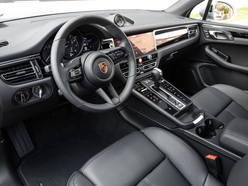 Certified 2026 Porsche Macan AWD/4WD image 4