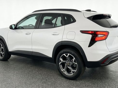 Used 2025 Chevrolet Trax LT FWD image 6