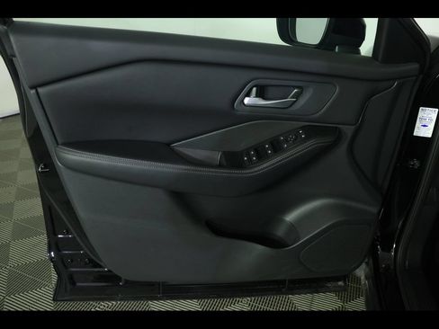 Used 2025 Nissan Rogue SV AWD/4WD image 22