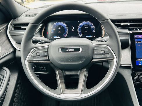 Used 2025 Jeep Grand Cherokee L Limited AWD/4WD image 19
