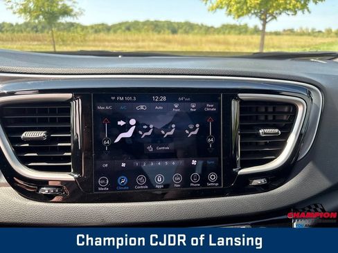 Used 2020 Chrysler Pacifica Touring-L w/ Advanced Safetytec Group FWD image 20
