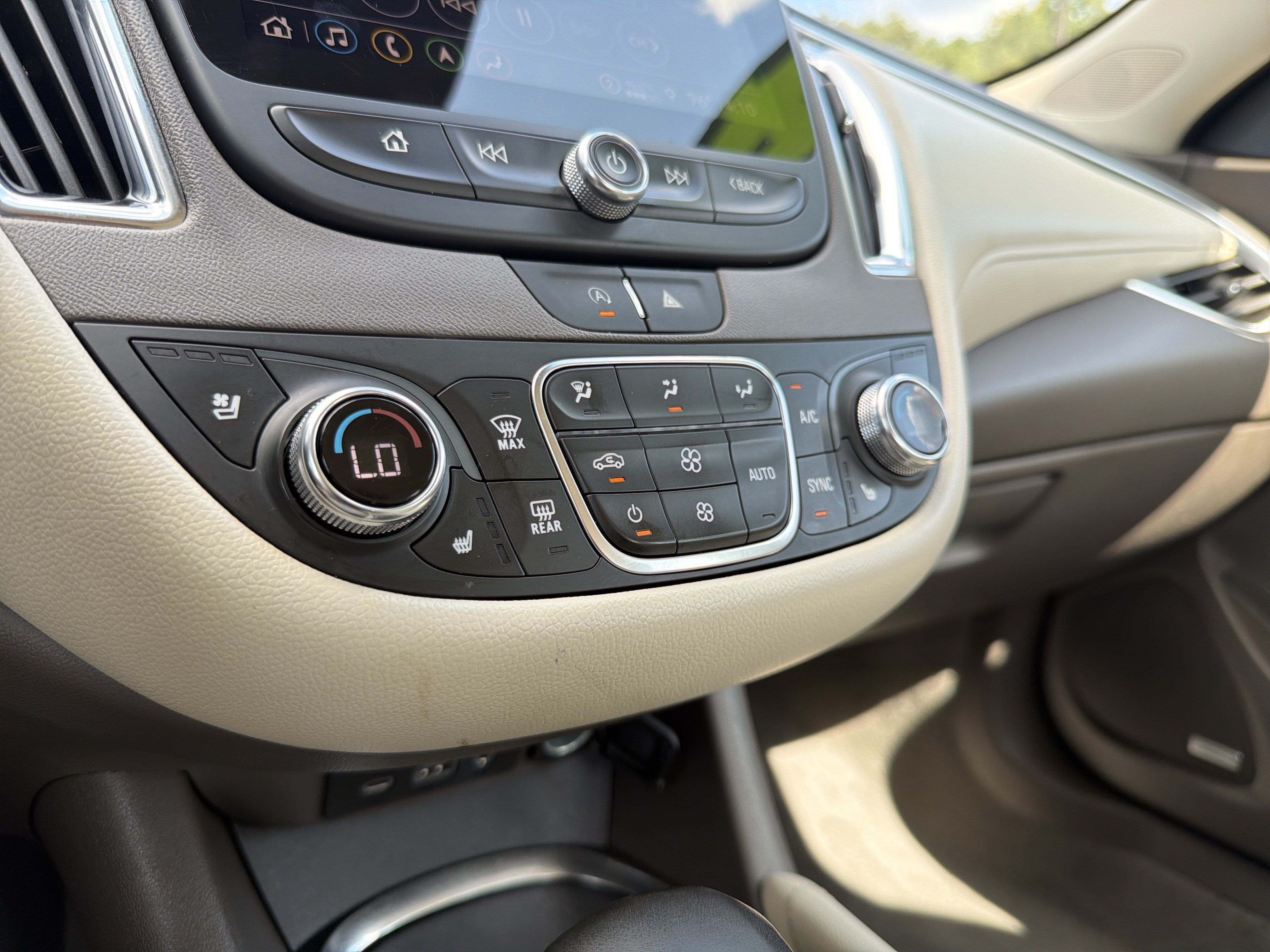Used 2025 Chevrolet Equinox LT AWD/4WD image 8