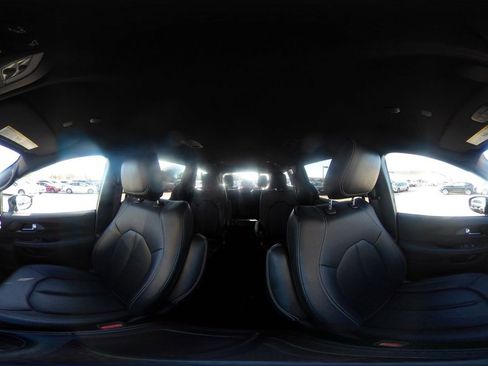 Used 2025 Chrysler Pacifica Select image 45