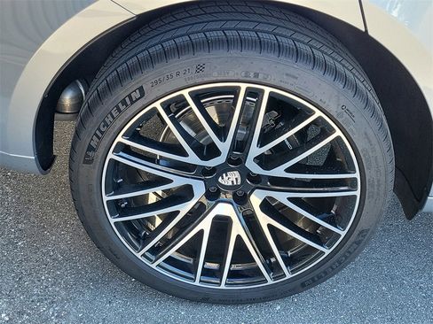 Certified 2025 Porsche Macan Turbo image 14