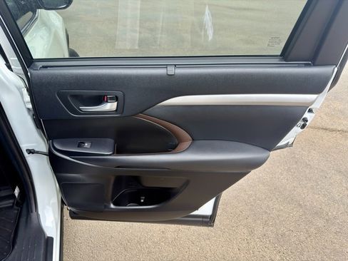Used 2019 Toyota Highlander XLE image 31