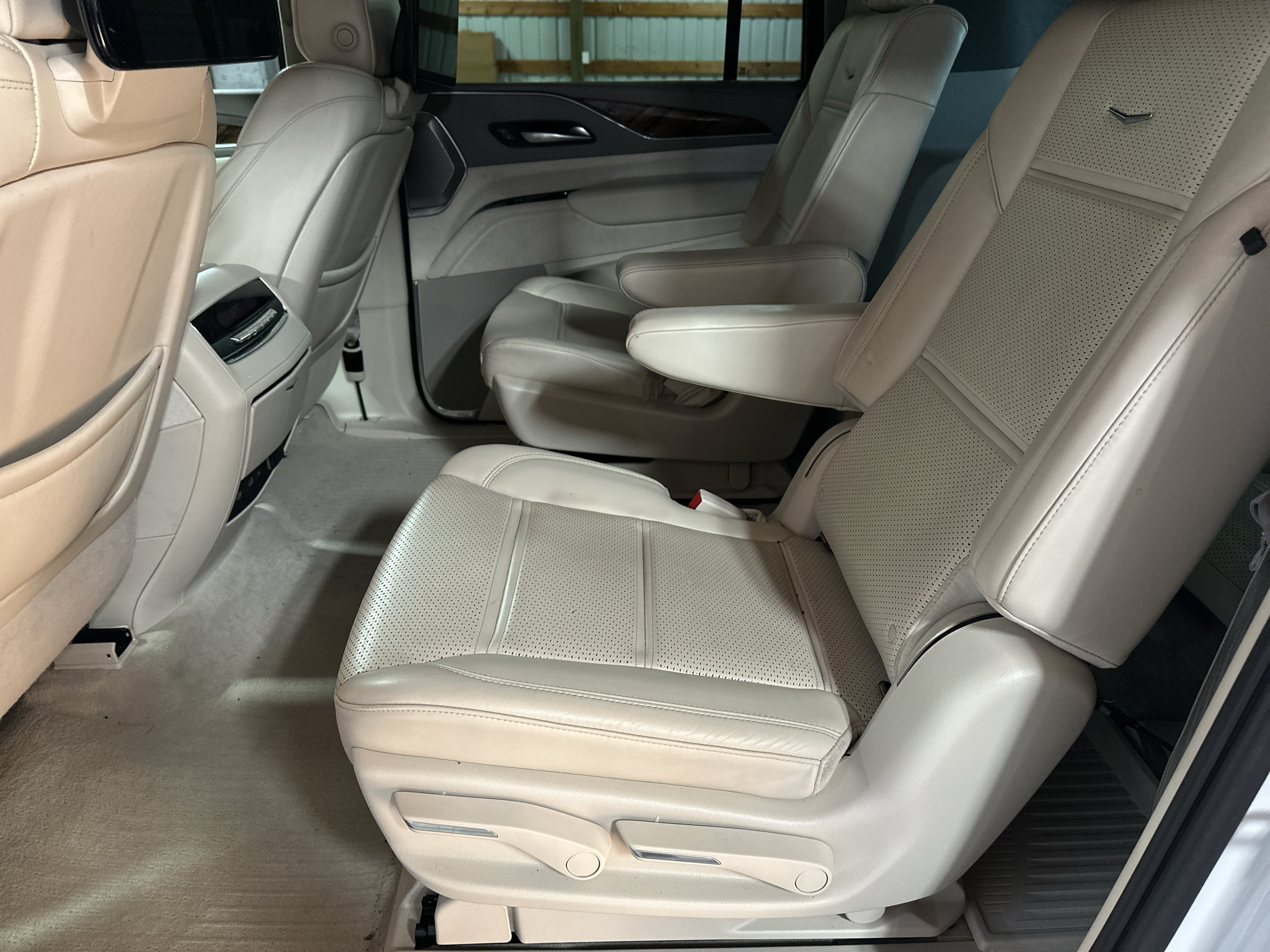 Used 2023 Cadillac Escalade ESV Sport Platinum w/ LPO, ONYX Package AWD/4WD image 16