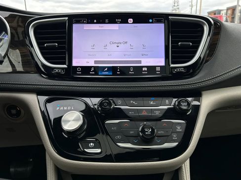 Used 2023 Chrysler Pacifica Limited FWD image 25