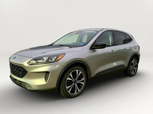 Used 2021 Ford Escape SE w/ SE Sport Appearance Package image 3