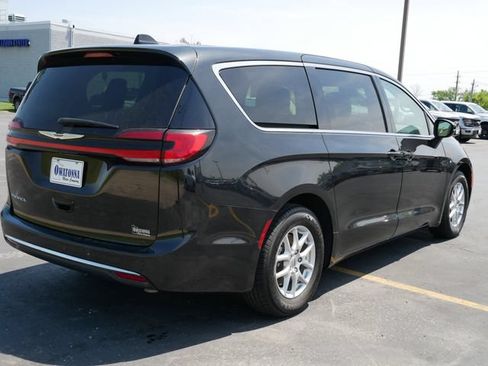 Used 2023 Chrysler Pacifica Touring-L FWD image 4