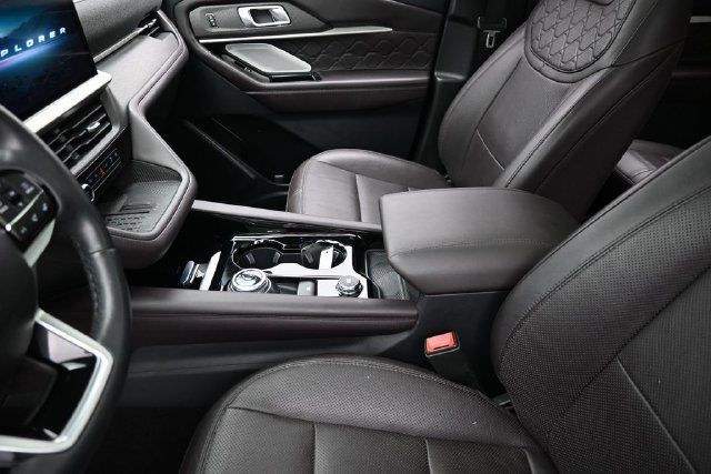 Certified 2025 Ford Explorer Platinum w/ LUX Leather Package AWD/4WD image 29