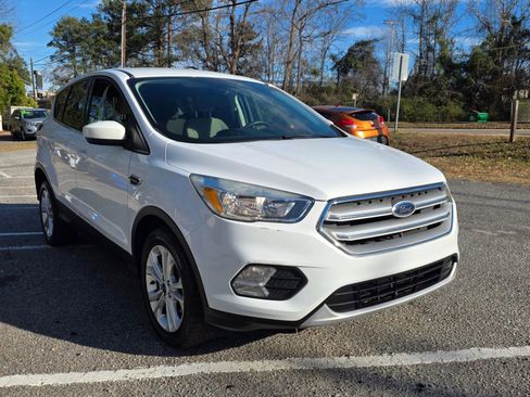 Used 2019 Ford Escape SE image 4