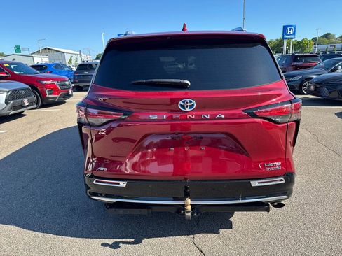 Used 2022 Toyota Sienna Limited AWD/4WD image 6
