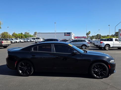 Used 2017 Dodge Charger SE w/ Blacktop Package RWD image 6
