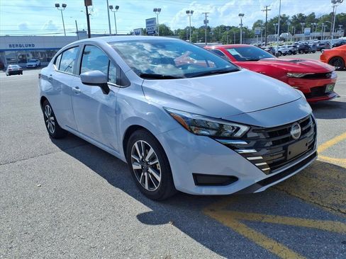Used 2025 Nissan Versa SV FWD image 2