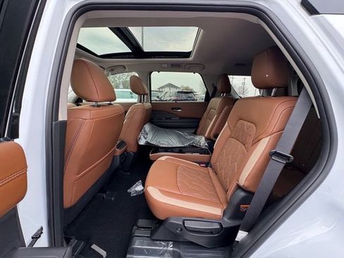 New 2026 Nissan Pathfinder Platinum FWD image 11