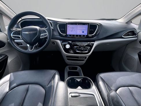 Used 2024 Chrysler Pacifica Touring-L FWD image 17