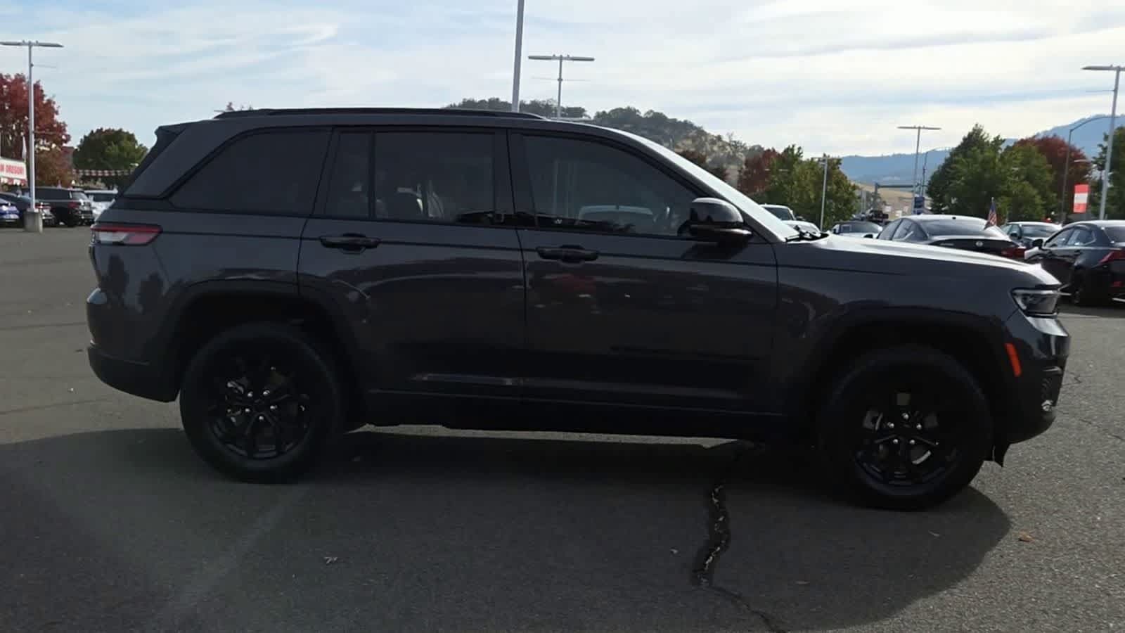 Used 2024 Jeep Grand Cherokee Altitude AWD/4WD image 9