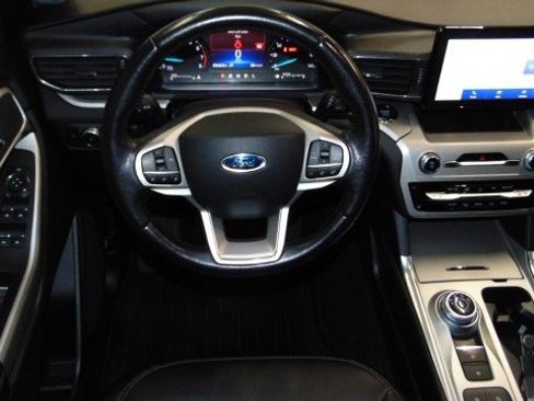 Used 2022 Ford Explorer XLT w/ Equipment Group 202A image 10