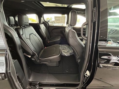 New 2026 Chrysler Pacifica Limited w/ S Appearance Package FWD image 30