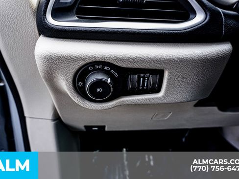 Used 2024 Chrysler Pacifica Touring-L image 36