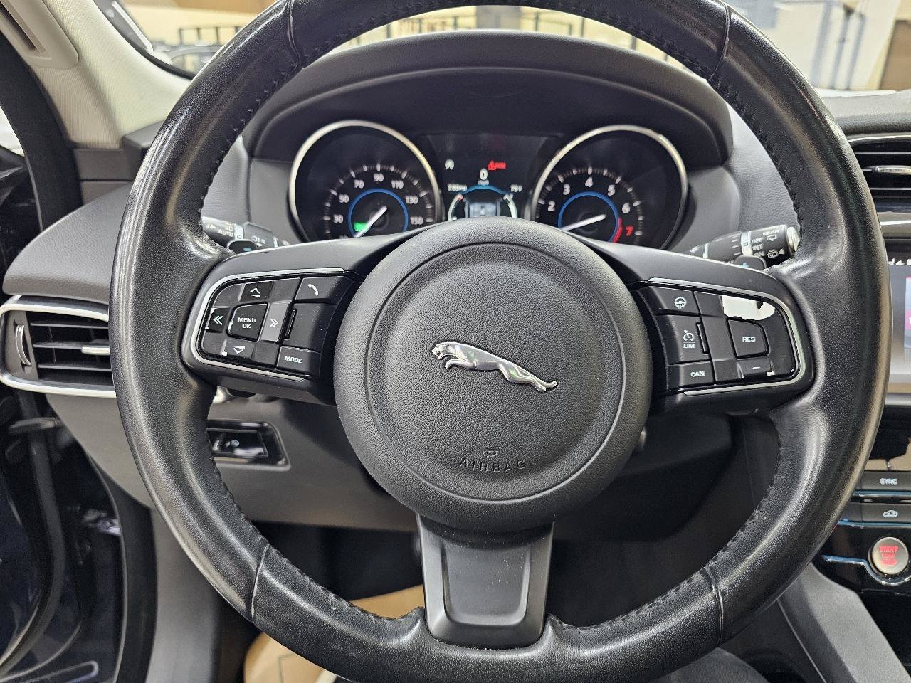Used 2018 Jaguar F-PACE Premium AWD/4WD image 32