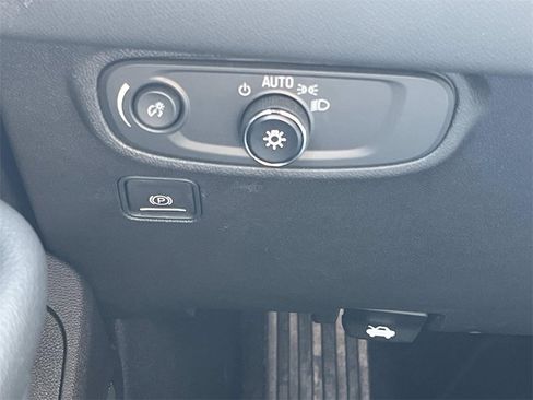 Used 2023 GMC Terrain SLE w/ Driver Convenience Package image 28