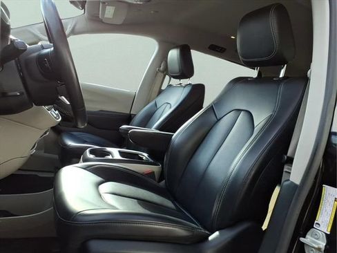 Used 2023 Chrysler Pacifica Touring-L FWD image 12